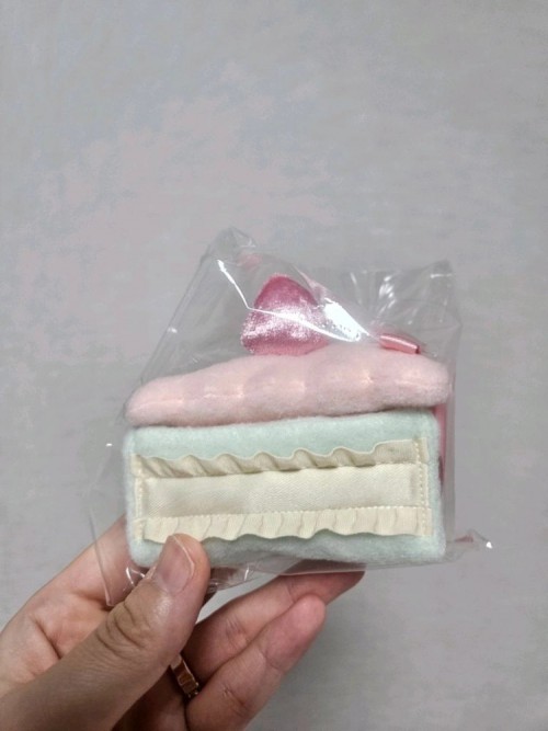 새상품 멜팅미모어 핸드메이드인형 핸드메이드작가 케이크보관함 틴케이스 판매합니다