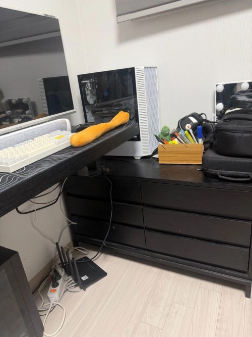 마고앤로랜 협탁 책상 인테리어용 탁자
